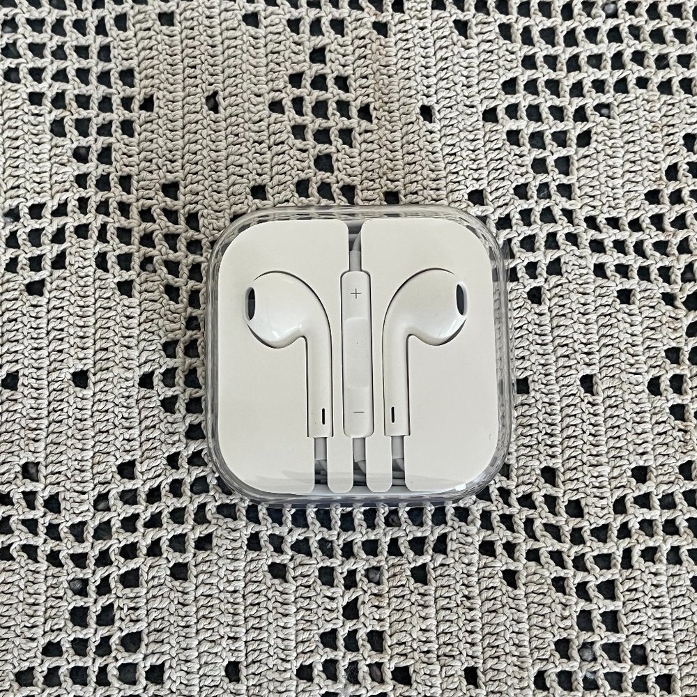 NEW Apple wired headphones
